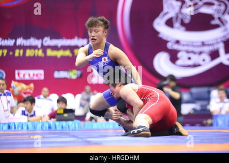 Bangkok, Thailand. 19. Februar 2016. (T-B) ERI Tosaka (JPN), Kim Hyon-Gyong (PRK) Wrestling: asiatische Wrestling Meisterschaften Frauen Freestyle 48kg Viertelfinale Kampf im Jugendheim Bangkok in Bangkok, Thailand. Bildnachweis: Sachiko Hotaka/AFLO/Alamy Live-Nachrichten Stockfoto