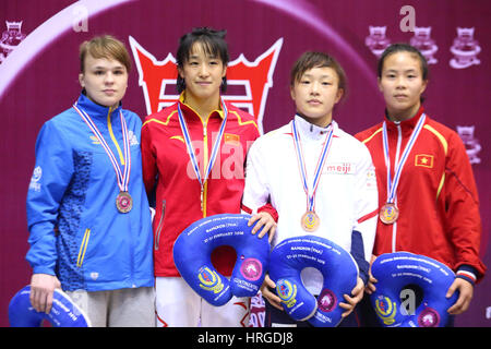 Bangkok, Thailand. 19. Februar 2016. (L-R) Irina Borissova (KAZ), Sun Yanan (CHN), Eri Tosaka (JPN), Vu Thi Hang (VIE) Wrestling: Silbermedaillengewinnerin Irina Borissova von Kasachstan, Goldmedaillengewinner Sun Yanan von China und Bronze Medaillengewinner Eri Tosaka Japans und Vu Thi Hang von Vietnam stellen auf dem Podium mit ihren Medaillen bei den Frauen Freestyle 48kg-Preisverleihung am dritten Tag der Wrestling-Asienmeisterschaft im Jugendheim Bangkok in Bangkok Thailand. Bildnachweis: Sachiko Hotaka/AFLO/Alamy Live-Nachrichten Stockfoto