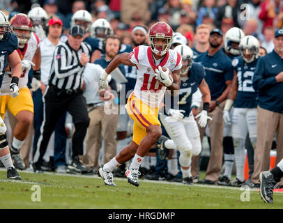 Pasadena, CA. 2. Januar 2017. USC Wide Receiver (10) bricht Jalen Greene für ein First Down während des Spiels zwischen den USC Trojans und der Penn State Nittany Lions. USC besiegte Penn State 52-49 Montag, 2. Januar 2017 in der 103. Rose Bowl-Spiel präsentiert von Northwestern Mutual in Pasadena, Kalifornien. (Obligatorische Credit: Juan Lainez/MarinMedia.org/Cal Sport Media) (Komplette Fotograf und Kreditkarte erforderlich) Bildnachweis: Csm/Alamy Live-Nachrichten Stockfoto