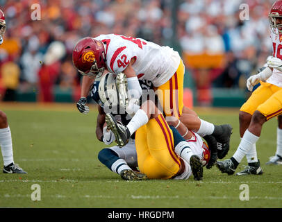 2. Januar 2017 Pasadena, CA... USC Linebacker (42) macht Uchenna Nwosu defensive Halt während des Spiels zwischen den USC Trojans und der Penn State Nittany Lions. USC besiegte Penn State 52-49 Montag, 2. Januar 2017 in der 103. Rose Bowl-Spiel präsentiert von Northwestern Mutual in Pasadena, Kalifornien. (Obligatorische Credit: Juan Lainez / MarinMedia.org / Cal Sport Media) (Komplette Fotograf und Kreditkarte erforderlich) Stockfoto