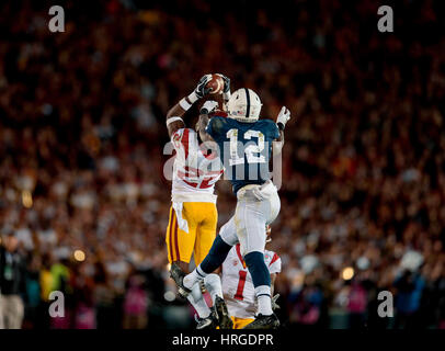 2. Januar 2017 Pasadena, CA... USC defensive zurück (22) Leon McQuay III fängt einen Pass während des Spiels zwischen den USC Trojans und der Penn State Nittany Lions. USC besiegte Penn State 52-49 Montag, 2. Januar 2017 in der 103. Rose Bowl-Spiel präsentiert von Northwestern Mutual in Pasadena, Kalifornien. (Obligatorische Credit: Juan Lainez / MarinMedia.org / Cal Sport Media) (Komplette Fotograf und Kreditkarte erforderlich) Stockfoto