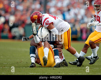 2. Januar 2017 Pasadena, CA... USC Linebacker (42) macht Uchenna Nwosu defensive Halt während des Spiels zwischen den USC Trojans und der Penn State Nittany Lions. USC besiegte Penn State 52-49 Montag, 2. Januar 2017 in der 103. Rose Bowl-Spiel präsentiert von Northwestern Mutual in Pasadena, Kalifornien. (Obligatorische Credit: Juan Lainez / MarinMedia.org / Cal Sport Media) (Komplette Fotograf und Kreditkarte erforderlich) Stockfoto