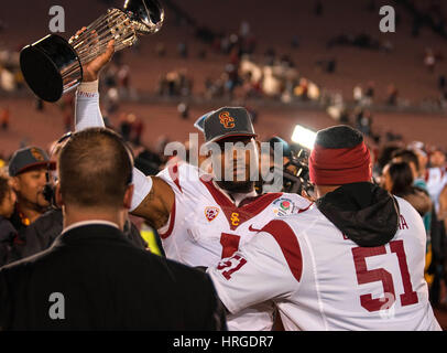 2. Januar 2017 Pasadena, CA... USC-Empfänger (1) Darreus Rogers mit der Meisterschale nach dem Spiel zwischen den USC Trojans und der Penn State Nittany Lions feiert. USC besiegte Penn State 52-49 Montag, 2. Januar 2017 in der 103. Rose Bowl-Spiel präsentiert von Northwestern Mutual in Pasadena, Kalifornien. (Obligatorische Credit: Juan Lainez / MarinMedia.org / Cal Sport Media) (Komplette Fotograf und Kreditkarte erforderlich) Stockfoto