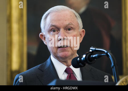 Attorney General Jeff Sessions spricht nach Vizepräsident Mike Pence Sitzungen der nächsten Attorney General im Oval Office des weißen Hauses in Washington, DC, USA, 9. Februar 2017 in schworen. Am 08. Februar, nach einem umstrittenen Kampf über Parteigrenzen hinweg beschloss der Senat, Sitzungen als Attorney General zu bestätigen. Bildnachweis: Jim LoScalzo / Pool über CNP - NO-Draht-SERVICE - Foto: Jim LoScalzo/Consolidated/Dpa | weltweite Nutzung Stockfoto