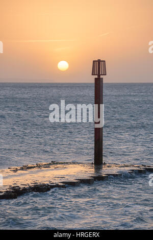 Weymouth Bucht, Dorset, UK. 2. März 2017. Sonne geht auf eine klare und scharfe Frühlingsmorgen über Weymouth Bucht, der erste schöne Tag des Frühlings. © Dan Tucker/Alamy Live-Nachrichten Stockfoto