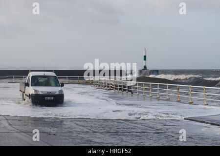 Aberystwyth, Wales, UK. 2. März 2017. : UK nach eine Nacht von Gale force Winde, Gewitter und Hagel, am Morgen 5,4 m hohen Springflut nasses Wetter Bergige hohe Wellen, die Promenade und Meer Abwehr in Aberystwyth auf die Cardigan Bay Küste Westwales Foto Credit Teig: Keith Morris/Alamy Live News Stockfoto