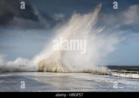 Aberystwyth, Wales, UK. 2. März 2017. : UK nach eine Nacht von Gale force Winde, Gewitter und Hagel, am Morgen 5,4 m hohen Springflut nasses Wetter Bergige hohe Wellen, die Promenade und Meer Abwehr in Aberystwyth auf die Cardigan Bay Küste Westwales Foto Credit Teig: Keith Morris/Alamy Live News Stockfoto