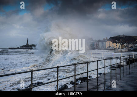 Aberystwyth, Wales, UK. 2. März 2017. : UK nach eine Nacht von Gale force Winde, Gewitter und Hagel, am Morgen 5,4 m hohen Springflut nasses Wetter Bergige hohe Wellen, die Promenade und Meer Abwehr in Aberystwyth auf die Cardigan Bay Küste Westwales Foto Credit Teig: Keith Morris/Alamy Live News Stockfoto