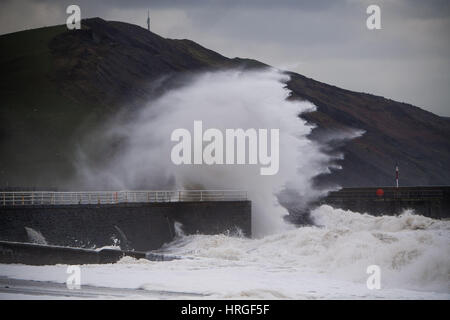 Aberystwyth, Wales, UK. 2. März 2017.  : UK nach eine Nacht von Gale force Winde, Gewitter und Hagel, am Morgen 5,4 m hohen Springflut nasses Wetter Bergige hohe Wellen, die Promenade und Meer Abwehr in Aberystwyth auf die Cardigan Bay Küste von West Wales Credit Teig: Keith Morris/Alamy Live-Nachrichten Stockfoto