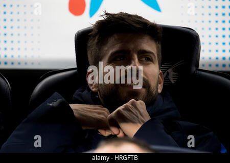 Lager nicht Stadion, Barcelona, Spanien. 1. März 2017. Gerard Pique auf der Bank vor dem Start des Spiels im Stadion Camp Nou, Barcelona, Spanien. Bildnachweis: G. Loinaz. Bildnachweis: G. Loinaz/Alamy Live-Nachrichten Stockfoto