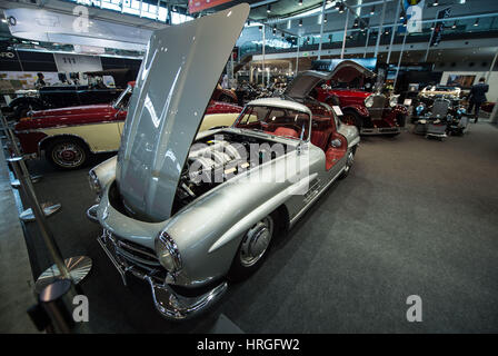 Stuttgart, Deutschland. 2. März 2017. Ein Mercedes-Benz 300SL auf einer Oldtimer-Messe in Stuttgart, Deutschland, 2. März 2017. Um 1550 Aussteller zeigen ihre schönsten Oldtimer zwischen den 02.03.17 und die 05.03.17. Foto: Lino Mirgeler/Dpa/Alamy Live-Nachrichten Stockfoto