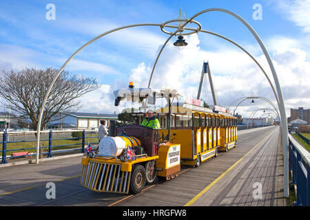 Großbritannien Wetter, Southport, Merseyside. 2. März 2017.  An einem wunderschönen sonnigen, aber windigen und kalten Tag spazieren Menschen bis zum Ende des Piers in Southport, Merseyside.  Nicht nur hat Southport 22 Meilen der Küste aber auch rühmt sich der Grad II verzeichnet Southport Pier, der ältesten eisernen Pier des Landes, steht seit über 150 Jahren.  Bildnachweis: Cernan Elias/Alamy Live-Nachrichten Stockfoto