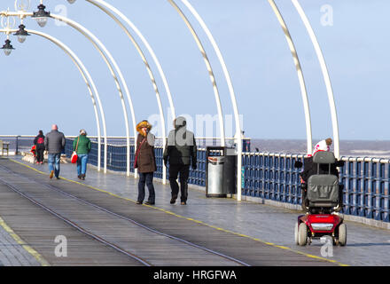 Großbritannien Wetter, Southport, Merseyside. 2. März 2017.  An einem wunderschönen sonnigen, aber windigen und kalten Tag spazieren Menschen bis zum Ende des Piers in Southport, Merseyside.  Nicht nur hat Southport 22 Meilen der Küste aber auch rühmt sich der Grad II verzeichnet Southport Pier, der ältesten eisernen Pier des Landes, steht seit über 150 Jahren.  Bildnachweis: Cernan Elias/Alamy Live-Nachrichten Stockfoto