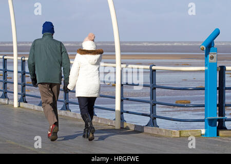 Großbritannien Wetter, Southport, Merseyside. 2. März 2017.  An einem wunderschönen sonnigen, aber windigen und kalten Tag spazieren Menschen bis zum Ende des Piers in Southport, Merseyside.  Nicht nur hat Southport 22 Meilen der Küste aber auch rühmt sich der Grad II verzeichnet Southport Pier, der ältesten eisernen Pier des Landes, steht seit über 150 Jahren.  Bildnachweis: Cernan Elias/Alamy Live-Nachrichten Stockfoto