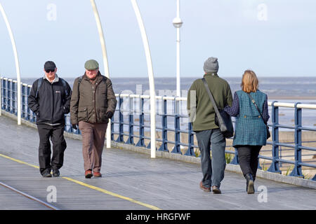 Großbritannien Wetter, Southport, Merseyside. 2. März 2017.  An einem wunderschönen sonnigen, aber windigen und kalten Tag spazieren Menschen bis zum Ende des Piers in Southport, Merseyside.  Nicht nur hat Southport 22 Meilen der Küste aber auch rühmt sich der Grad II verzeichnet Southport Pier, der ältesten eisernen Pier des Landes, steht seit über 150 Jahren.  Bildnachweis: Cernan Elias/Alamy Live-Nachrichten Stockfoto