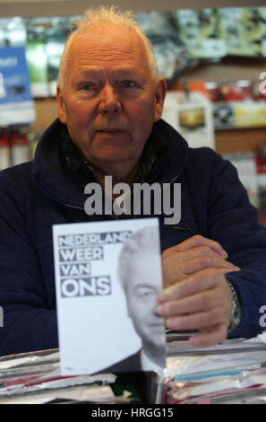 Spijkenisse, Niederlande. 18. Februar 2017. AAS Stoutjesdijk, ein Anhänger der niederländischen rechtsradikalen Populist Geert Wilders, der in seinem Laden, nachdem die Partei für Freiheit (PVV) Politiker eine Kampagne in der Stadt Spijkenisse, Niederlande, 18. Februar 2017 Halt gemacht. Foto: Oliver Berg/Dpa/Alamy Live News Stockfoto