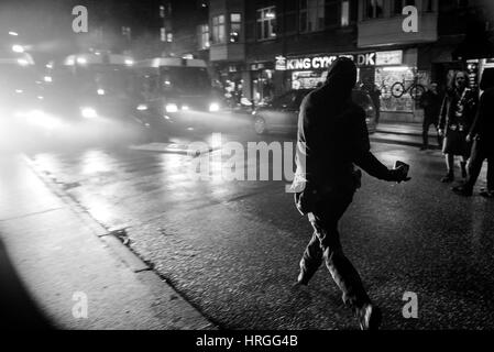 Dänemark, Kopenhagen, 1. März. 2017. Linke Aktivisten dauerte die Straßen von Kopenhagen zehn Jahre nach dem Abriss des Jugendhaus Ungdomshuset bei Jagtvej 69. Unter der Aussage "der Kampf geht weiter, nichts vergessen, nichts verziehen" die Aktivisten kollidierte mit der Polizei während des Marsches. Hier greifen die Aktivisten die Polizei mit Steinen. Bildnachweis: Gonzales Foto/Alamy Live-Nachrichten Stockfoto