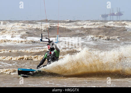 Ainsdale, Merseyside. 2. März 2017. Großbritannien Wetter.  Kite-Surfer nehmen, die Wellen, wie Flut Ainsdale auf Merseyside die Nord-West-Küste trifft.  Blauer Himmel, strahlender Sonnenschein & eine geschlagene Wellen in der Nähe von perfekte Surfbedingungen für gemacht.  Bildnachweis: Cernan Elias/Alamy Live-Nachrichten Stockfoto