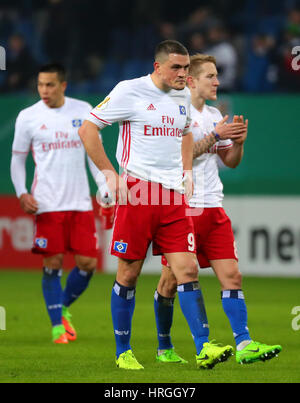 Hamburg, Deutschland. 1. März 2017. Hamburgs Kyriakos Papadopoulos (C) am Ende des DFB-Pokal-Viertelfinale match zwischen Hamburger SV und Borussia Moenchengladbach im Volksparkstadion in Hamburg, Deutschland, 1. März 2017. Foto: Daniel Reinhardt/Dpa/Alamy Live News Stockfoto