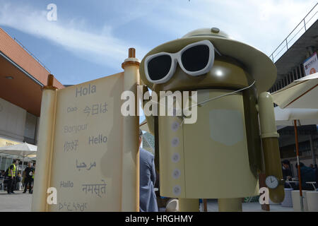 Barcelona, Spanien. 2. März 2017. Das Maskottchen des Google-Betriebssystems Android auf dem Mobile World Congress in Barcelona, Spanien, 2. März 2017 zu sehen. Foto: Andrej Sokolow, Dpa/Alamy Live News Stockfoto