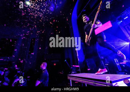 Toronto, Ontario, Kanada. 1. März 2017. US-amerikanische Rock-Band spielte Pierce The Veil ausverkaufter Show in Danforth Music Hall in Toronto. Bandmitglieder: VIC FUENTES, MIKE FUENTES, TONY PERRY, JAIME PRECIADO Credit: Igor Vidyashev/ZUMA Draht/Alamy Live News Stockfoto