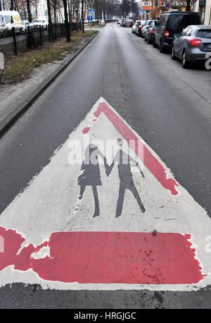 Berlin, Deutschland. 12. Februar 2017. Ein Schild an der Straße zeigt Fußgänger, fotografiert in Berlin, Deutschland, 12. Februar 2017 abgenutzt. Foto: Jens Kalaene/Dpa-Zentralbild/ZB/Dpa/Alamy Live News Stockfoto