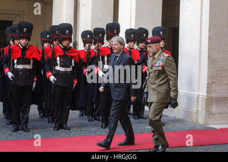 Rom, Italien. 2. März 2017. Italiens Ministerpräsident Paolo Gentiloni trifft Maltas Premierminister Joseph Muscat (nicht abgebildet) im Palazzo Chigi in Rom, Italien. Bildnachweis: Giuseppe Ciccia/Alamy Live-Nachrichten Stockfoto