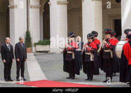 Rom, Italien. 2. März 2017. Italiens Prime Minister Paolo Gentiloni (R) trifft Maltas Premierminister Joseph Muscat (L) im Palazzo Chigi in Rom, Italien. Bildnachweis: Giuseppe Ciccia/Alamy Live-Nachrichten Stockfoto