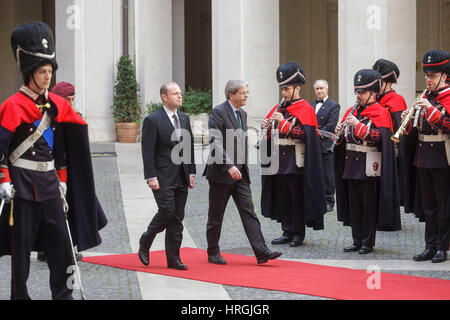 Rom, Italien. 2. März 2017. Italiens Prime Minister Paolo Gentiloni (R) trifft Maltas Premierminister Joseph Muscat (L) im Palazzo Chigi in Rom, Italien. Bildnachweis: Giuseppe Ciccia/Alamy Live-Nachrichten Stockfoto