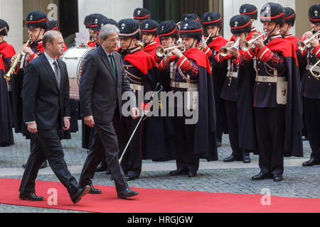 Rom, Italien. 2. März 2017. Italiens Prime Minister Paolo Gentiloni (R) trifft Maltas Premierminister Joseph Muscat (L) im Palazzo Chigi in Rom, Italien. Bildnachweis: Giuseppe Ciccia/Alamy Live-Nachrichten Stockfoto