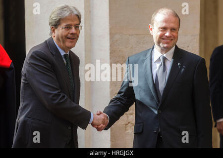 Rom, Italien. 2. März 2017. Italiens Ministerpräsident Paolo Gentiloni (L) trifft Maltas Prime Minister Joseph Muscat (R) im Palazzo Chigi in Rom, Italien. Bildnachweis: Giuseppe Ciccia/Alamy Live-Nachrichten Stockfoto