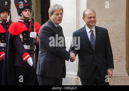 Rom, Italien. 2. März 2017. Italiens Ministerpräsident Paolo Gentiloni (L) trifft Maltas Prime Minister Joseph Muscat (R) im Palazzo Chigi in Rom, Italien. Bildnachweis: Giuseppe Ciccia/Alamy Live-Nachrichten Stockfoto