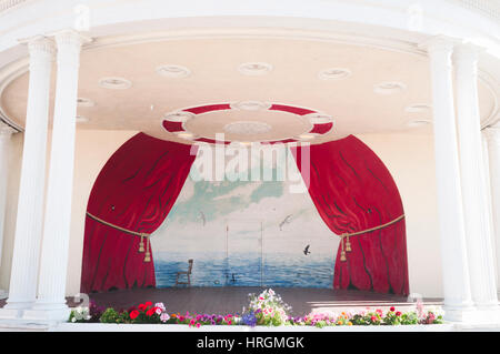 Theater-Wandbild mit Blick aufs Meer. Brighton, England Stockfoto