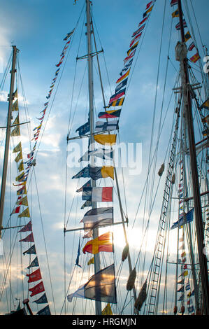 Flaggen verschiedener Länder fliegen am Mast des Schiffes Stockfoto
