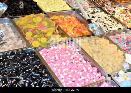 Mit abwechslungsreichen Auswahl an bunten Süßigkeiten stehen Stockfoto