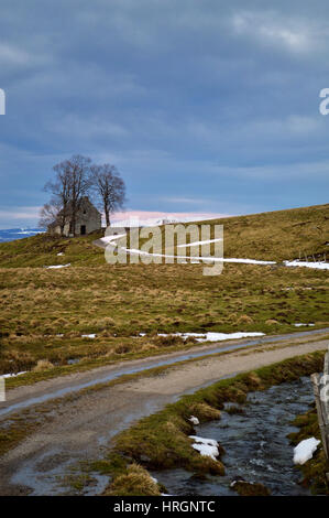 Winter Dämmerung in Auvergne Berg in Frankreich. Stockfoto