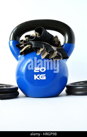 Werkzeuge für Bodybuilding, Fitness und Crossfit. Gewicht, Handschuh und Kettlebell. Stockfoto