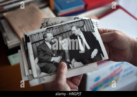 Generalsekretär von der kommunistischen Partei der Tschechoslowakei Milos Jakes (L) trifft am 26. August 1989 sowjetischen kommunistischen Funktionär Witali Worotnikow in Banska Bystrica, Tschechoslowakei, heute in der Slowakei. Das Mitglied des Politbüros der kommunistischen Partei der Sowjetunion Witali Worotnikow führte die sowjetische Delegation zum 45. Jahrestag des slowakischen nationalen Aufstandes im Jahr 1944 während des zweiten Weltkriegs zu feiern. Milos Jakes zeigt die Fotografien aus seinem persönlichen Archiv in seiner Wohnung in Prag, Tschechische Republik, am 22. November 2016. Stockfoto