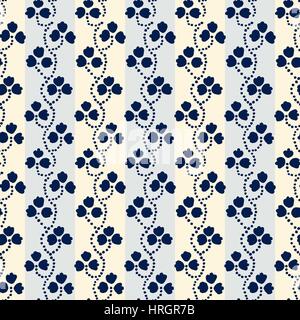 Nahtlose Blumenmuster, handgemachte russischen folk-Motiv mit blauen Klee auf helles grau und Ecru abgestreift Hintergrund. Textildruck. Stock Vektor