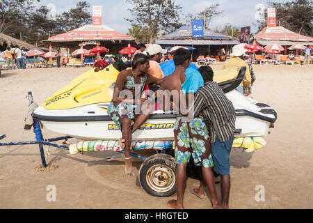 Arabische, Meer, Küste, Küste, Tourismus, Touristen, Sonnenliegen, indische, Palmen, auf, für Touristen, in Calangute, und Baga, Beach, Goa, Indien, Indian, Asia, asiatisch, Stockfoto