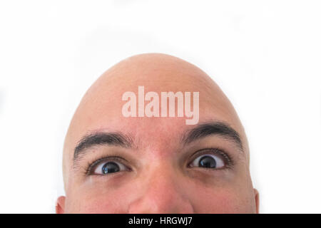 Halbes Gesicht der Glatzkopf in weißem Hintergrund. Nahaufnahme der Augen. Überrascht Gesicht. Stockfoto