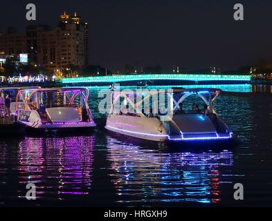 KAOHSIUNG, TAIWAN--13. Februar 2016: Touristen fahren Sportboote am Fluss Liebe während das Laternenfest 2016. Stockfoto