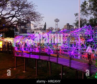 KAOHSIUNG, TAIWAN--13. Februar 2016: ein Holzsteg ist mit bunten Lichtern beleuchtet, während das Laternenfest 2016. Stockfoto