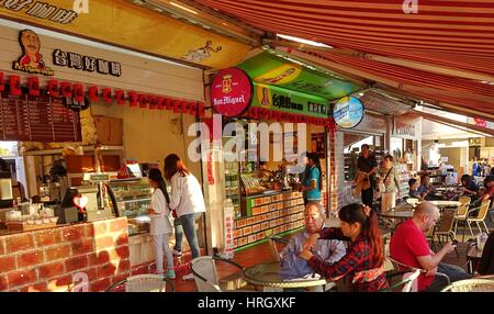 KAOHSIUNG, TAIWAN--13. Februar 2016: Touristen und Besucher genießen die am Flussufer Cafés entlang des Flusses der Liebe während das Laternenfest 2016. Stockfoto