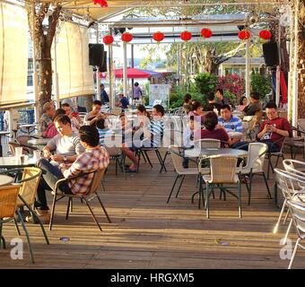 KAOHSIUNG, TAIWAN--13. Februar 2016: Touristen und Besucher genießen die am Flussufer Cafés entlang des Flusses der Liebe während das Laternenfest 2016. Stockfoto