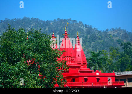 Rot-Tempel am Ufer des Flusses Ganges in Haridwar, Indien Stockfoto