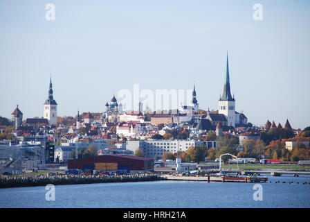 Blick auf die alte Stadt Tallinn, Estland vom Hafen Stockfoto