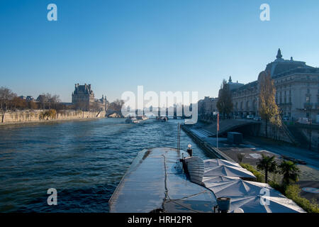 Ufer an einem Wintertag, überragt von dem Musée d ' Orsay und dem Louvre, Le Quai Restaurant im Vordergrund, Paris, Frankreich Stockfoto