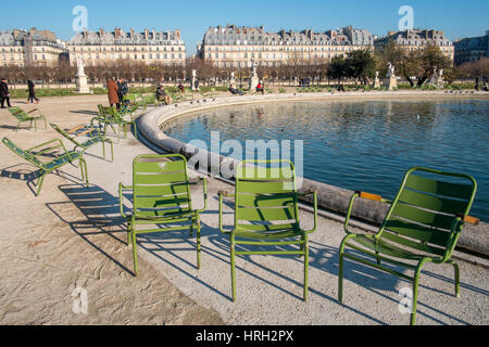 Genießen Sie die Wintersonne im Grand Bassin Octogonal im Jardin des Tuileries, überragt von der großen Wohnungen von der Rue de Rivoli, Paris, Frankreich Stockfoto