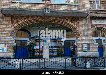 Kunstvolle Mauerwerk der französischen Schule im 15 th Arrondissement von Parr, Frankreich. Stockfoto